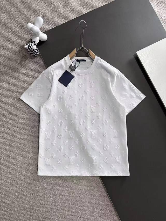 louis Vuitton* 2025春夏款上新 原高版本 驴家Lv 面料采用260克高密度纯棉 不变形 不缩水 工艺介绍： 走秀款 大爆款 满身Logo泡沫印