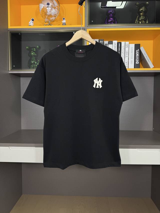 N家 25Ss 春夏新款首发最新款短袖圆领T恤 高端订制 设计前卫时尚！品牌Logo重工艺设计 高端定制270克面料.手感柔软.穿着舒适.级别精致车线. 颜色：