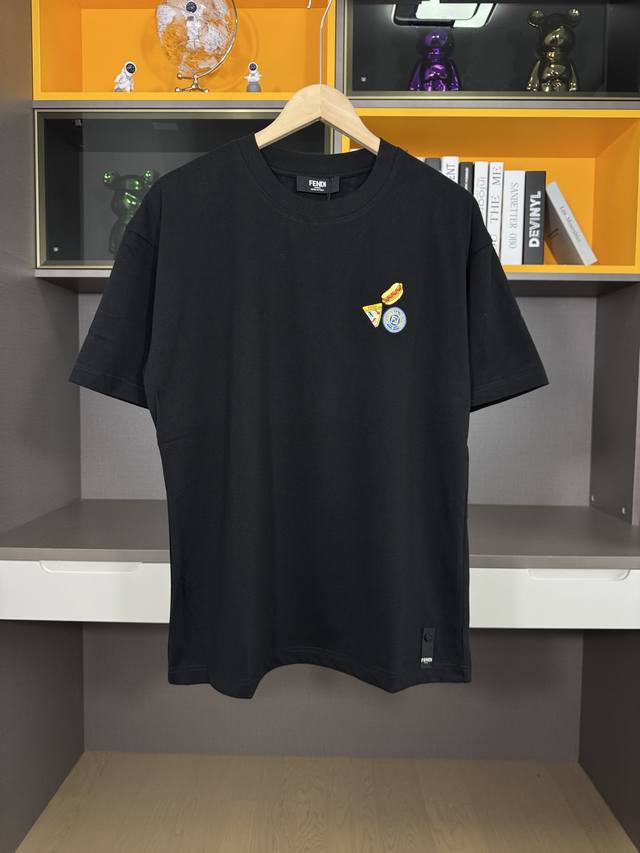 Fendi芬迪 25Ss Fendilicious披萨图案刺绣短袖T恤购入原版开模打造，全套定制辅料，所有细节完美还原定织定染270纯棉双纱紧密棉面料 棉质Fe