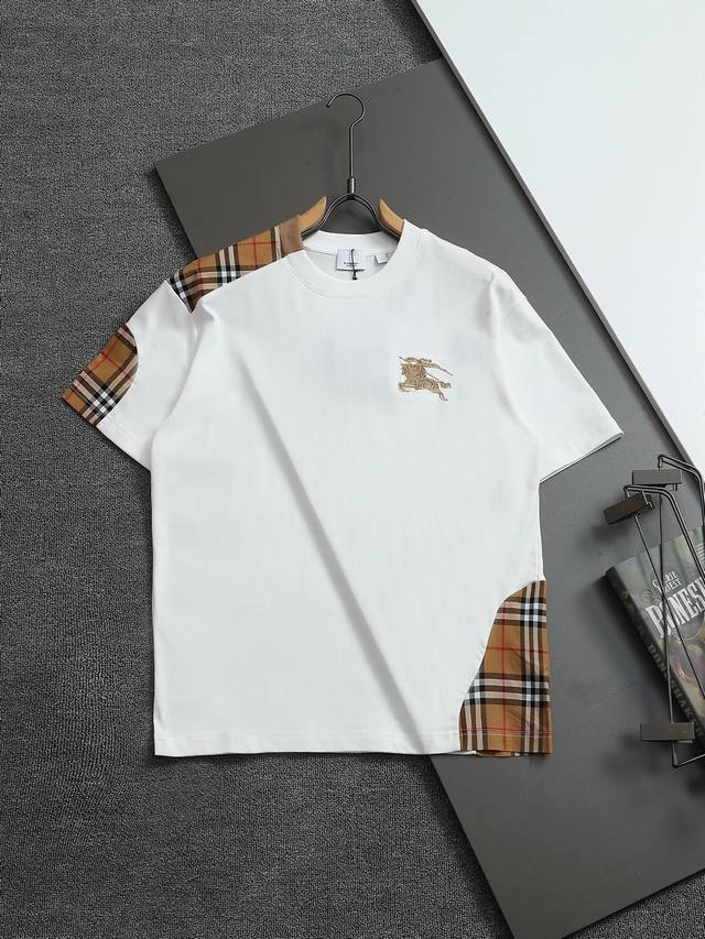 Burberry 巴宝莉 25Ss最新款百搭短袖T恤男女同款！！ 多颜色组合胸前间经典战马格纹工艺！特供定制面料！加上紧密纺纱工艺又使面料光滑紧密得到整体面料的