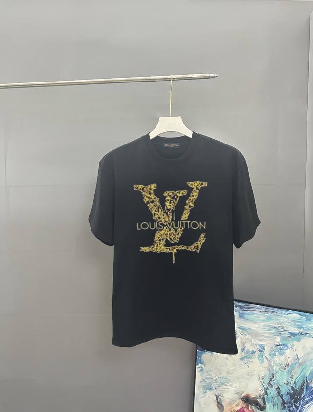 Louis Vuitton路易威登2025春夏经典印花圆领短袖T恤采用280克双纱精棉，衣服偏厚使整体高透气和柔软性，高版本，三标齐全！男女同款 颜色：白色 黑