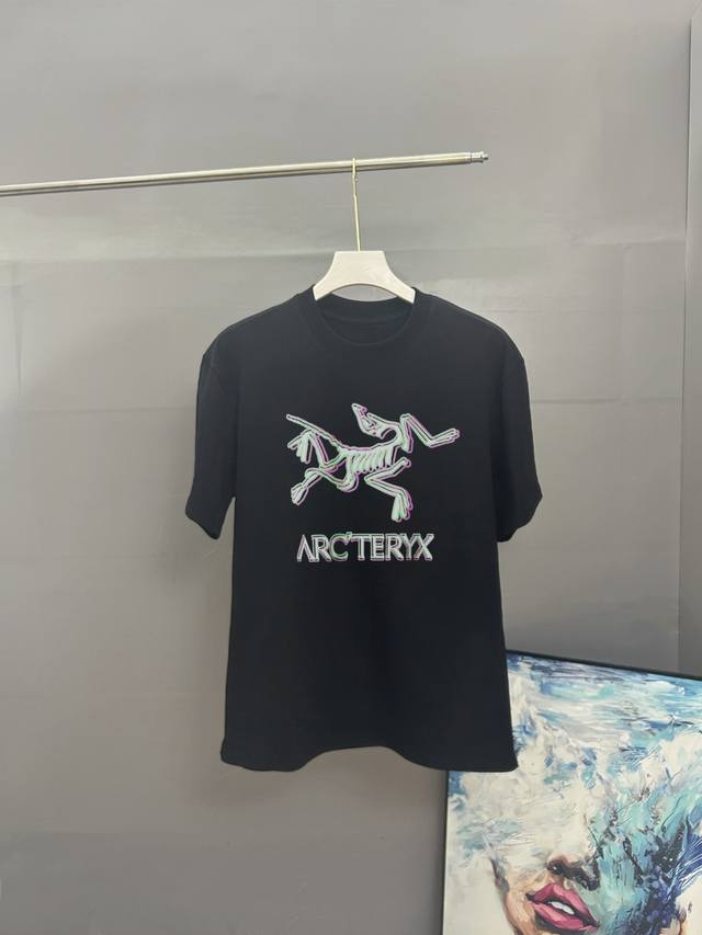 Arc`Teryx始祖鸟 2025春夏经典印花圆领短袖T恤采用280克双纱精棉，衣服偏厚使整体高透气和柔软性，三标齐全！男女同款 颜色：白色 黑色 灰色 -尺码
