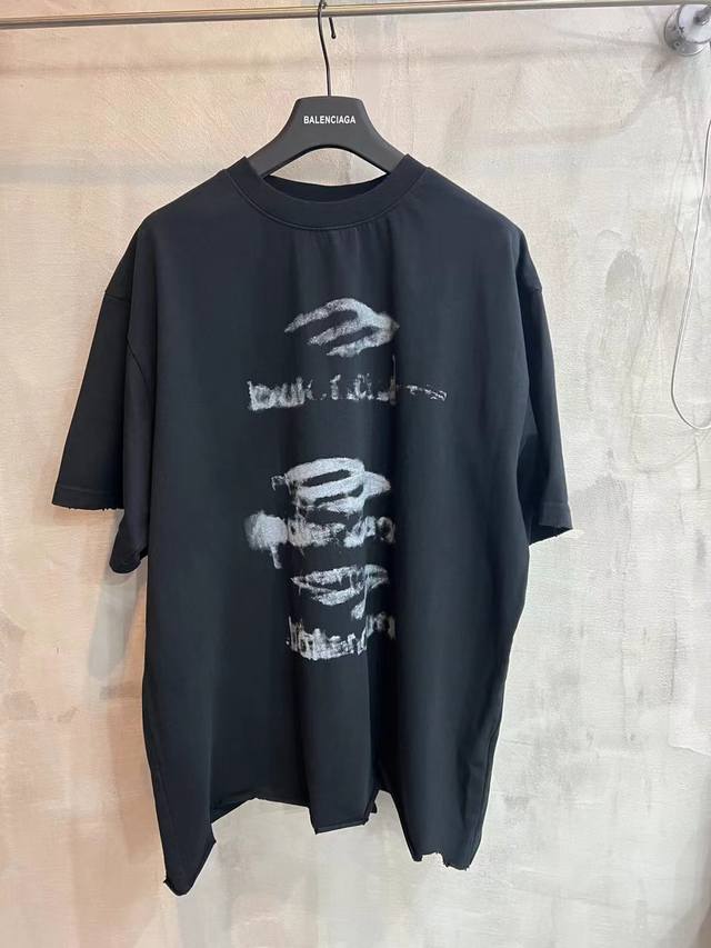 1216# Balenciaga新款短袖T恤.白墨直喷涂鸦印花.水洗下摆手工割破.宽版版本.男女同款 颜色：黑色.白色 码数1.2.3.4