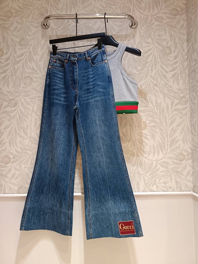 现货 款号900P. 贴布牛仔裤复古女郎人必须整！我个人很爱这条做旧渐变牛仔，微喇加上这个颜色复古感拉满，侧面的缝线和正面若隐若现一条线完美修饰腿型，颜色的碰撞