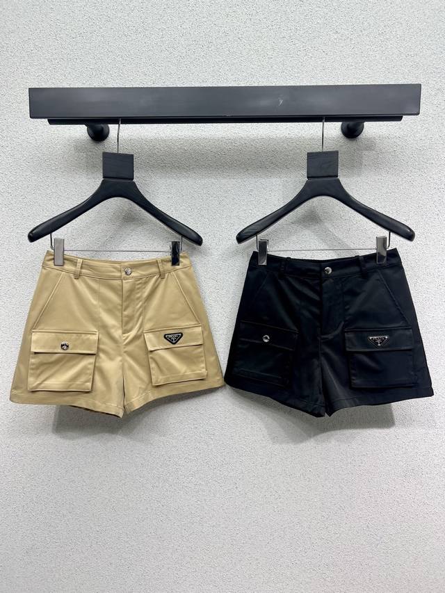 家工装短裤 质感细腻软糯 经典减龄单品！设计时髦版型不挑人上身巨显瘦！白富美必收的完美单品。质感超赞完美做工品质 高品质 两色 尺码Sml