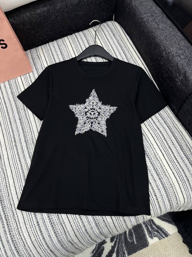 爆款现货 原单品质 Dio*｜2025新品圆领手工订珠刺绣 定制Yb全棉材质 透气舒适 质感十足 常规短袖T恤裁剪 凸显品牌格调 采用克重纯棉制成 略带有弹力