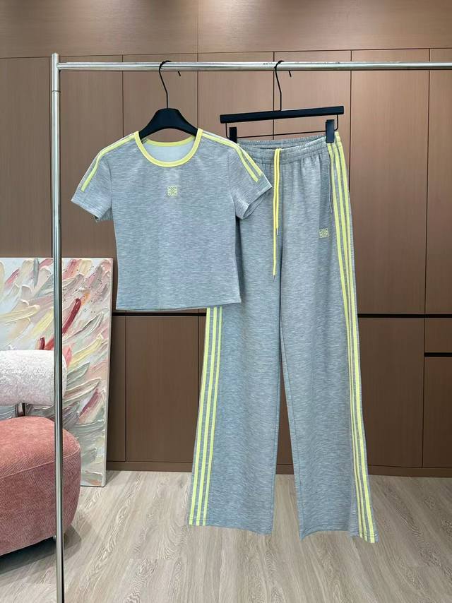 爆款现货 原单品质 Loe*｜25春夏新品套装！ 高端定制小上衣，搭配松紧腰长裤 极简主义风法式优雅的慵懒风， 休闲又时髦！ 立体剪裁版版型可甜可盐减龄少女风。