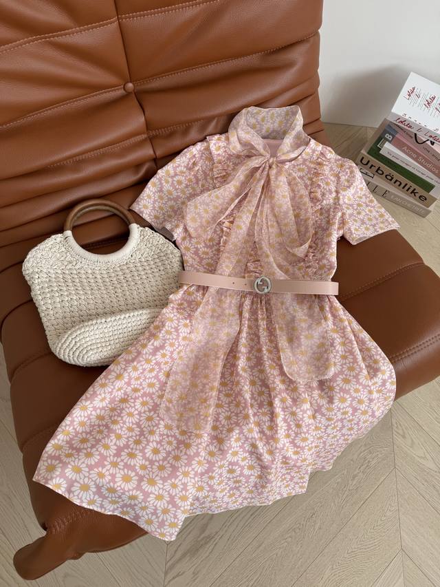 25春夏 小雏菊印花连衣裙 夏日的浪漫和度假风 减龄又带有仙气感 搭配丝巾长飘带 可以当领结丝巾 也可以系带蝴蝶结 腰部收腰设计 搭配粉色小皮带 一整个减龄即视