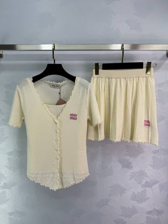 Miu Mi*针织套装，短袖上衣+裙子，面料舒适。时尚花边细节，适合夏季穿搭。2色3码Sml 。T226B.