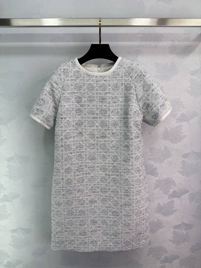 Dio*短袖连衣裙25春夏系列新款 小香风藤格纹短袖连衣裙 高级棉质混纺面料 直筒版型 很好的修饰身材 饰以鲜明的白色罗缎 彰显品牌的优雅气质与摩登风范 瞬间打