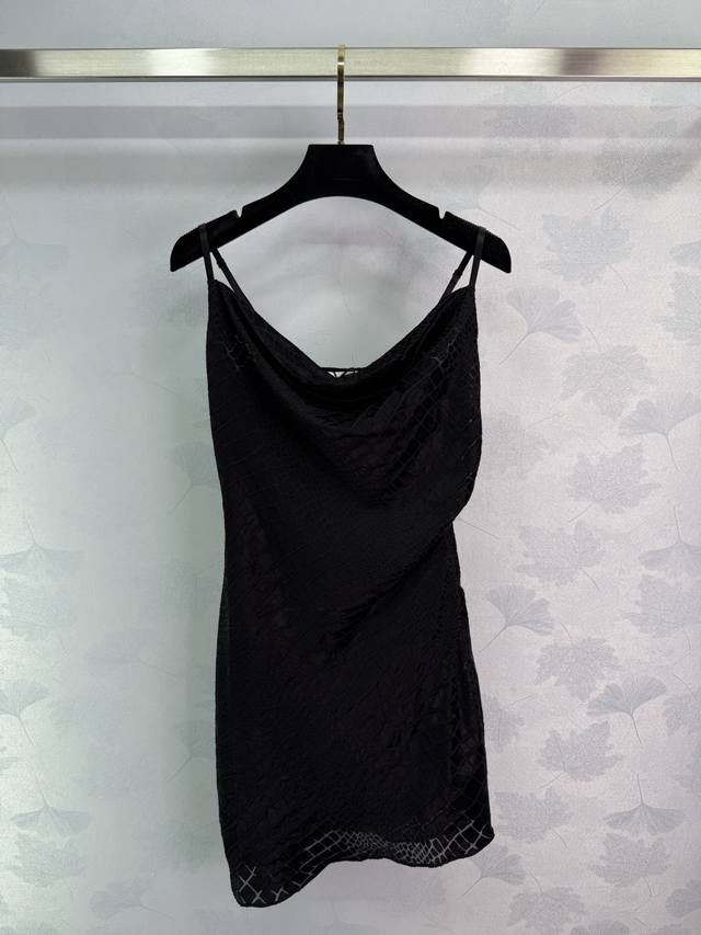 Ys*25Ss春夏新款 鳄鱼纹提花吊带裙丨独家高版出品！一眼沦陷的绝美连衣裙来啦！简直是心机满满的小秘密～ 鳄鱼纹提花，既保留了野性的魅力，又不失高级感满满的气