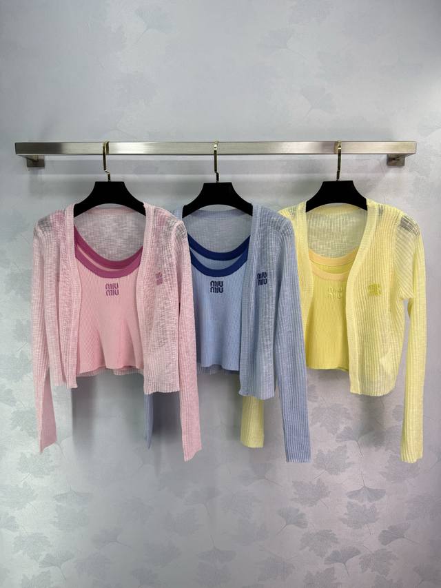 Miumi*2025新品上架 吊带针织开衫两件套 定制Yb天丝纱线织造 质感高级舒适 撞色吊带背心搭配长袖开衫两件套设计 甜美气质多风格 五色可选 胸前装点标志