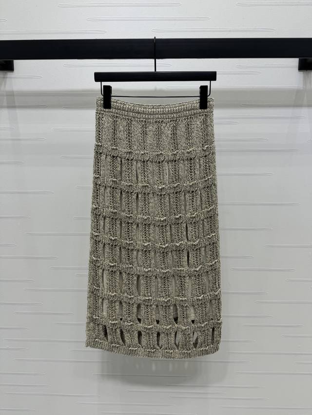上新原单高端品质 Chane* 2025春夏最新系列！镂空针织半裙！气彩夏日度假氛氛围穿搭！白富美神器！重工艺缕空勾花编织工艺针织半裙。配送裸色小吊带，细节全面