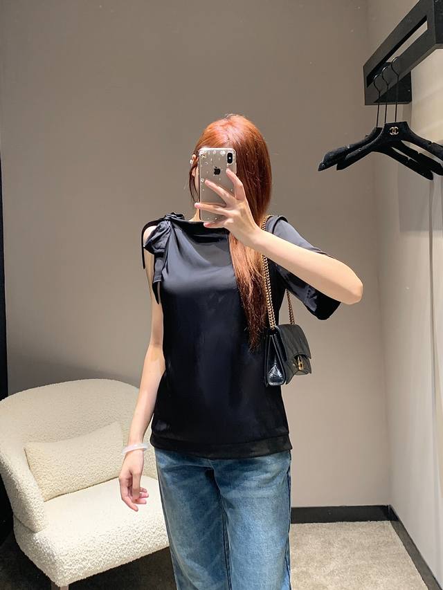Chan*24S春夏新品，蝴蝶结系带圆领单袖小上衣！人丝面料质感丝滑！美到入骨的法式休闲气质名媛风！白富美必入高级单品！点缀水钻C扣系带露肩设计，宽松版型上身超
