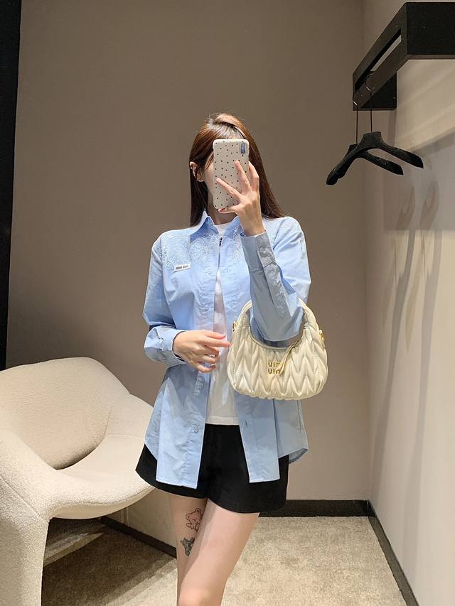 Mium*U24Fw早秋新品 微标重工镂空刺绣拼接长袖衬衫丨独家高版出品！绝对今年自带热点的流行色！满分拍照超级上镜，分分钟出杂志封面大片定制面料质感超好充满高