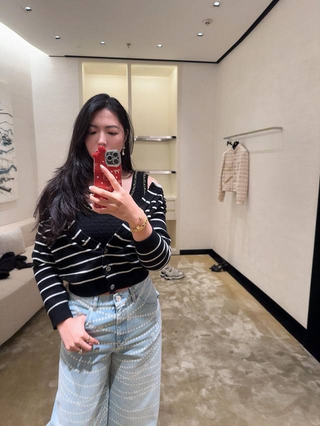 Chane* 25Ss春夏新款 条纹短款针织开衫外套丨独家高版出品！定制超美金属扣，双面纽扣设计，前后都可穿，进口纱线质感超赞，柔软不扎肤，强烈推荐和同系列半裙