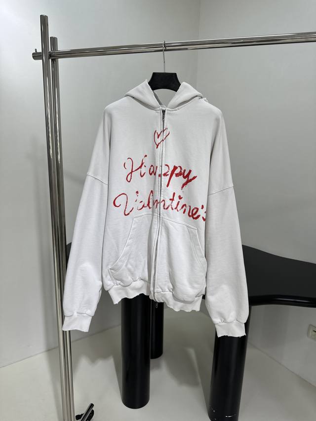 新品情人节Lovey爱心廓形帽兜卫衣 复古平纹针织面料，廓形大版剪裁 正面和衣袖饰标识爱情宣言涂鸦 复古磨边效果 拉链开合 做旧和水洗褪色效果 中性款 男女同款