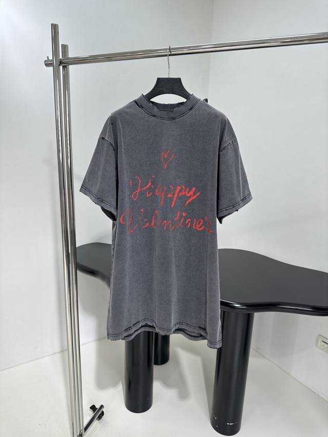 新品情人节Lovey爱心廓形T恤 复古平纹针织面料，廓形大版剪裁 正面和衣袖饰标识爱情宣言涂鸦 复古磨边效果 做旧和水洗褪色效果 中性款 男女同款 黑色单面染色