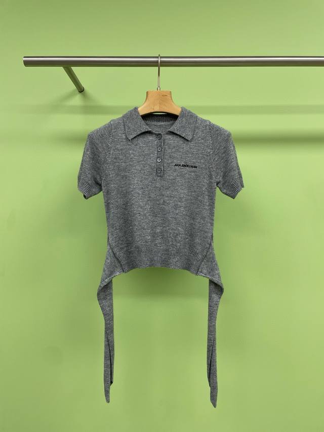 ann Andelman 25新品设计感翻领短款系带毛织Polo短袖针织上衣，经典的 Polo 领设计，简约而不失时尚感，适合各种场合，紧身版型整件平针肌理，结