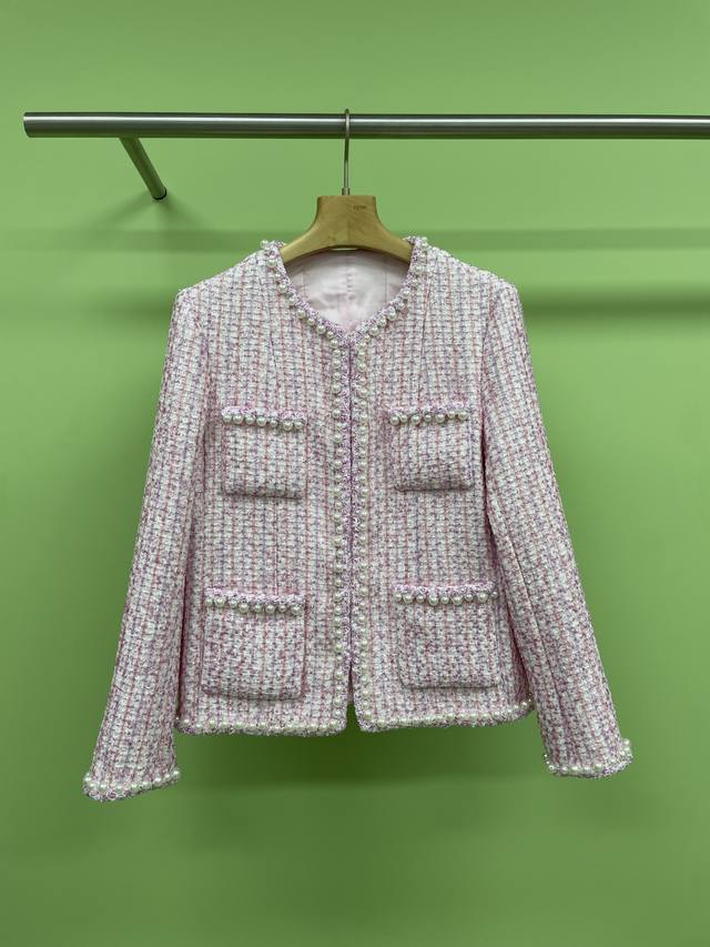 chanel2025春夏新款粉色亮片编织珍珠圆领粗花呢外套，眼就爱上的小香外套，进口粗纺毛呢轻纺纱材质，质感高级品相十足，短款洋装外套剪裁，微微落肩更显身姿纤细