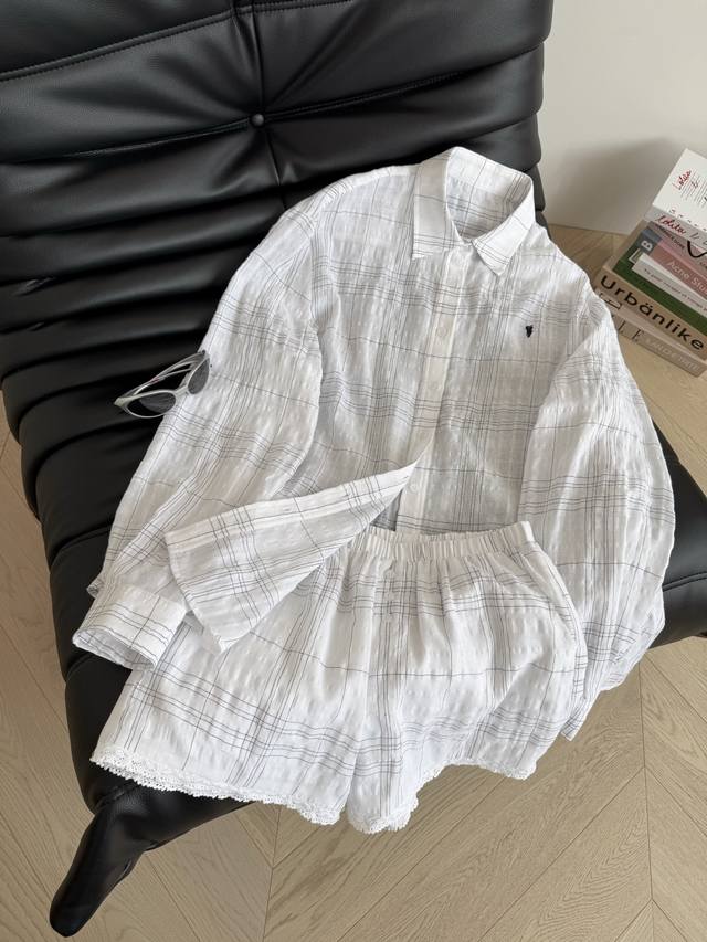 降温套装 小马刺绣格纹套装 廓形感衬衫+松紧短裤 妥妥的休闲感和时髦 不管是日常出街或者度假都适合 是夏日的专属套装 法式慵懒随性穿搭永不过时 亚麻混纺面料 宽