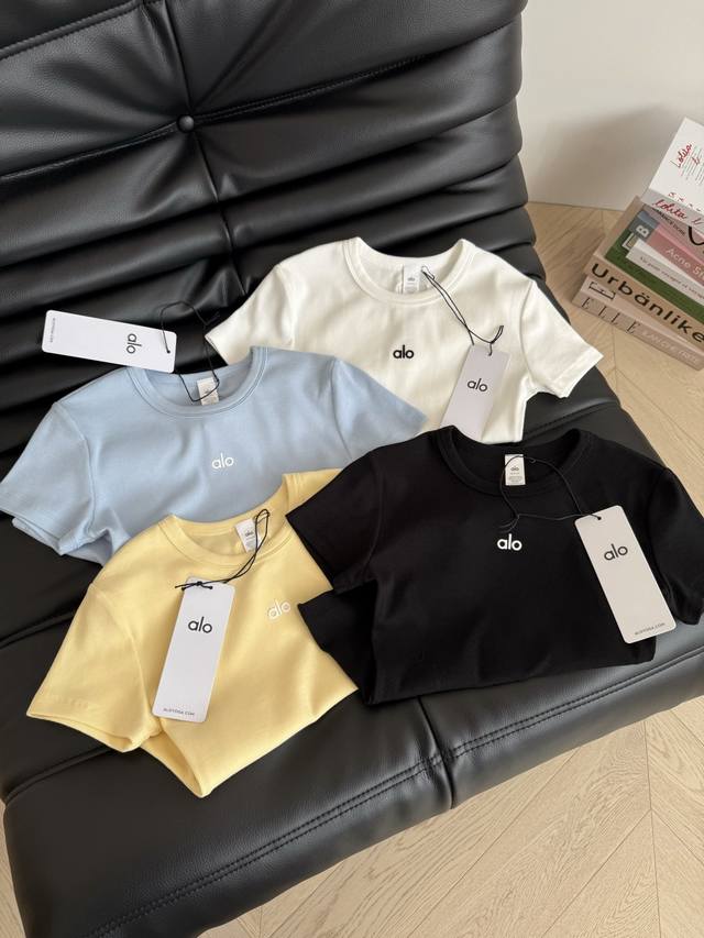 瘦身辣妹T恤 25新品 小字母Logo弹性修身T恤 想要辣妹身材瘦身显瘦就是这一件了 轻松穿出小蛮腰 带有弹性的细条纹面料 超级修饰腰线藏肉明显 单穿内搭功能性