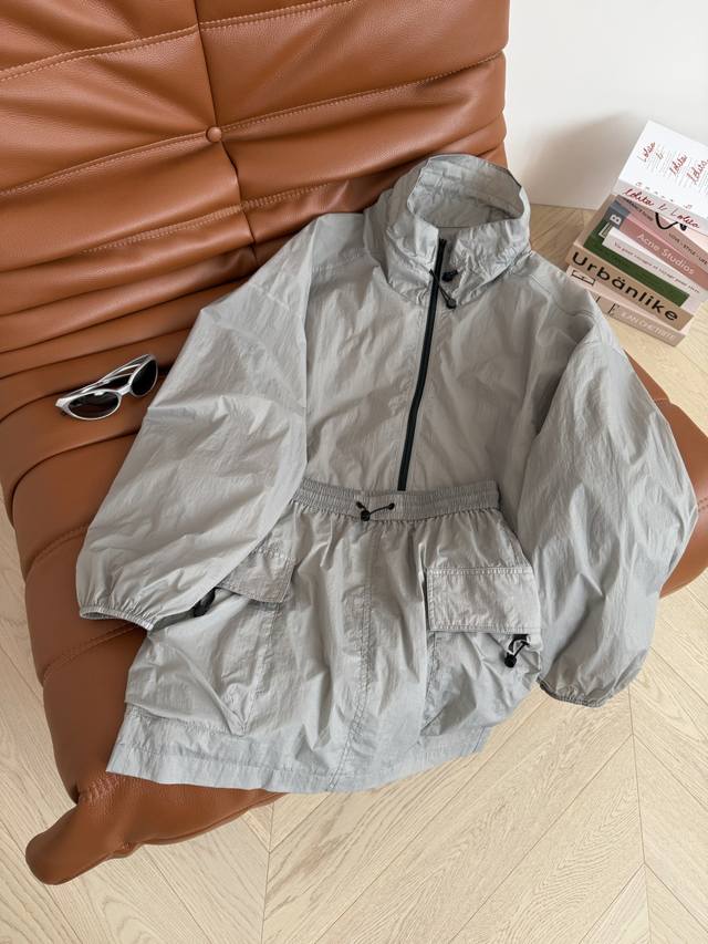 欧阳娜娜同款 25新品 灰色系百搭款防晒套装 短款防晒衣+松紧工装半裙 一套上身帅气感满满 自带酷飒感 休闲有范 日常出街首选 扮酷又防晒多功能 一色三码 一套