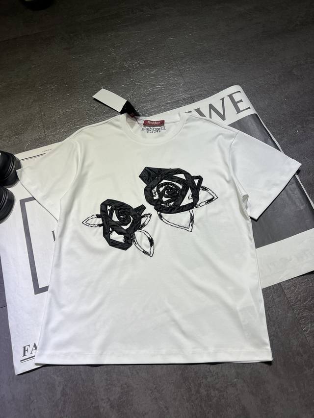 pp 原版开发高品质定制Maxmara**2025夏新款钉珠立体玫瑰短袖T恤，宽松显瘦，采用牛奶丝光棉面料，不是低版本普通棉的，拿上手手感特别好，精致款，看细节