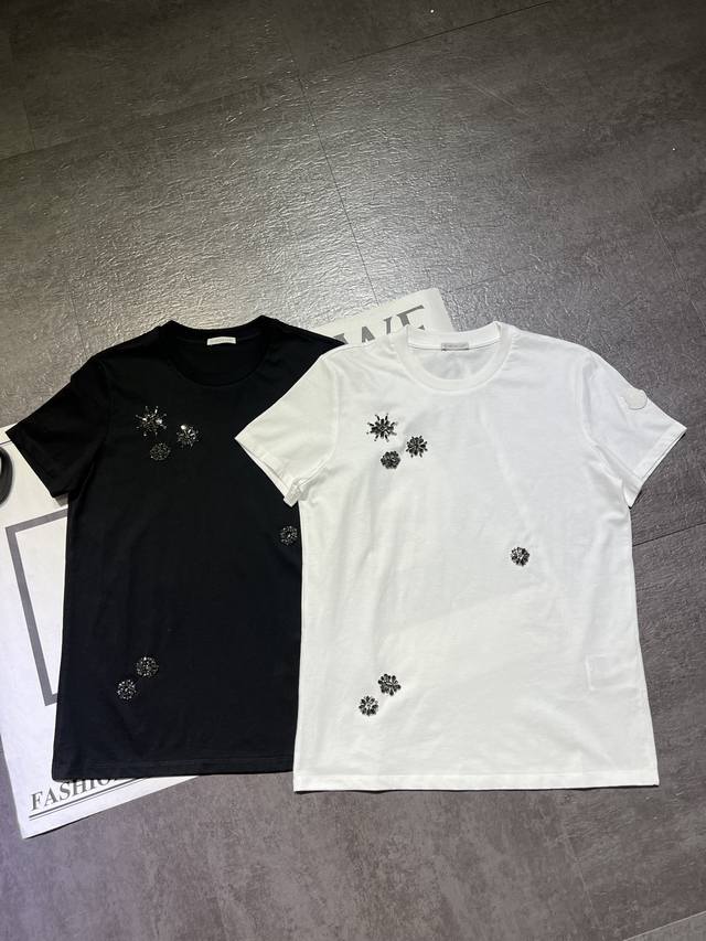 pp 原版开发Moncl*盟可睐 春夏新品 女士花朵装饰棉质T恤出货，重工款，手工定制钻，认准细节高端版本，喜欢高品质的来，两色Sml
