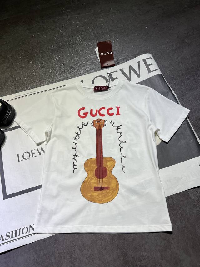 pp Gucc* 25Ss春夏新款 卡通趣味吉他印花短袖T恤丨独家高版出品！设计感十足 干净又清爽 满满的青春活力 真的狠难不爱啊！凹起造型来妥妥的好看经典的小