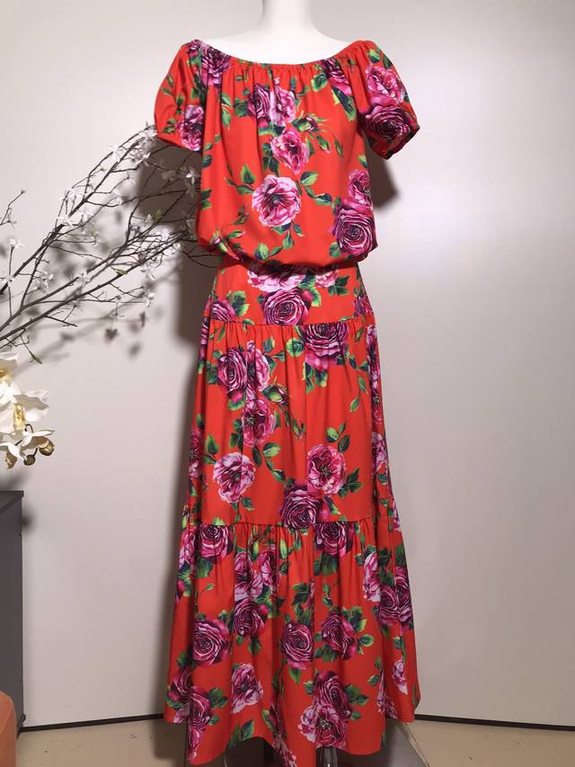 套装Dolce & Gabbana杜嘉班纳 新款橘红底花朵度假风情印花性感一字肩上衣高腰印花半裙 套装两件套。Smlxl