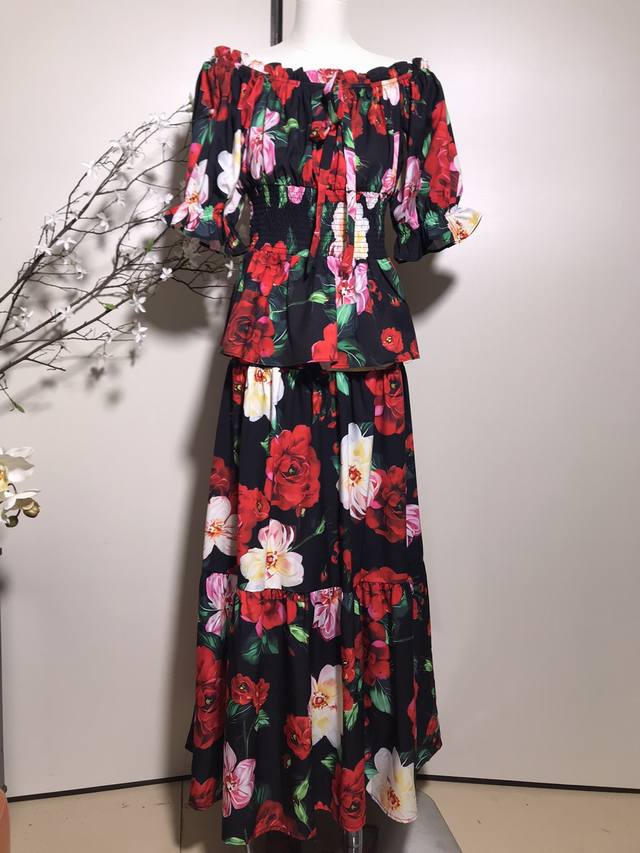 套装Dolce & Gabbana杜嘉班纳 新款红色花朵度假风情印花性感一字肩衬衫高腰印花半裙 套装两件套。Smlxl