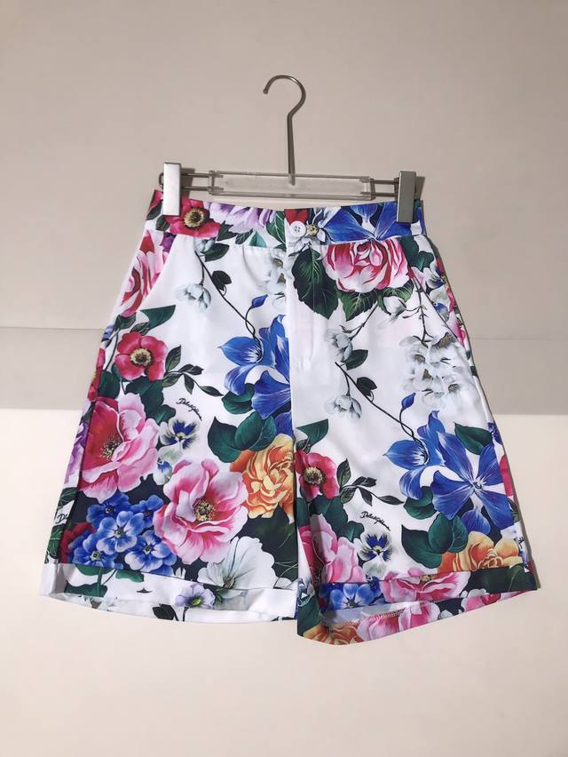 Dolce & Gabb*Ana 杜嘉*班纳 西西里女人味 热情缤纷多彩花朵撩人又魅 贵妇度假风花朵印花高腰休闲短裤。Smlxl