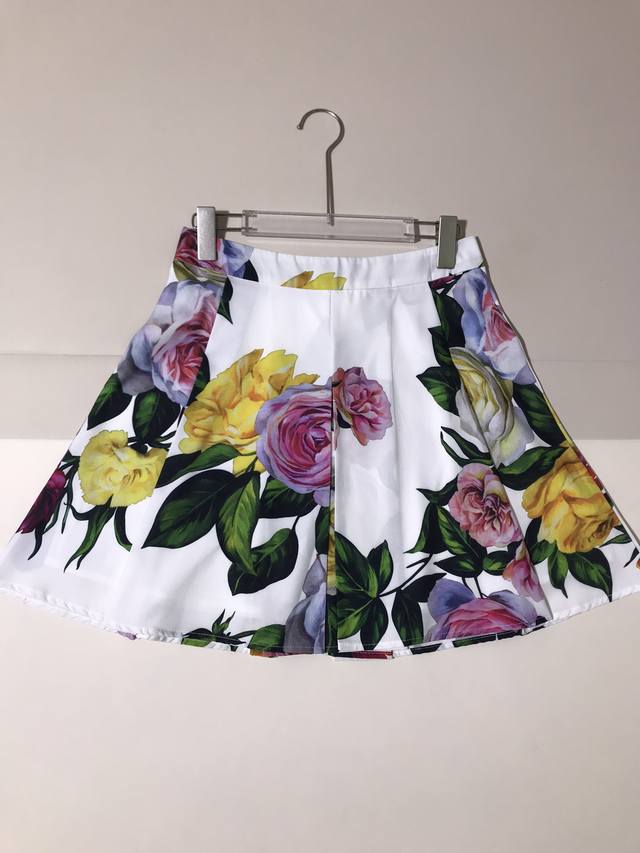 Dolce & Gabb*Ana 杜嘉*班纳 西西里女人味 热情缤纷多彩玫瑰撩人又魅 贵妇度假风花卉图案高腰大摆迷你短裙半身裙。Smlxl