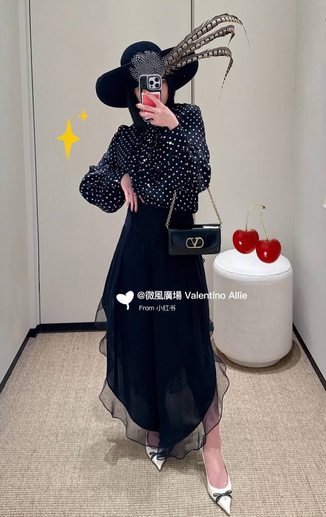 Valenti*O 25S春夏新款 真丝荷叶边波点衬衫丨独家Yb开发！高版出品！复古与时尚完美融合。领口处的荷叶边装饰，再加上珍珠的点缀，精致得没话说，细节感满