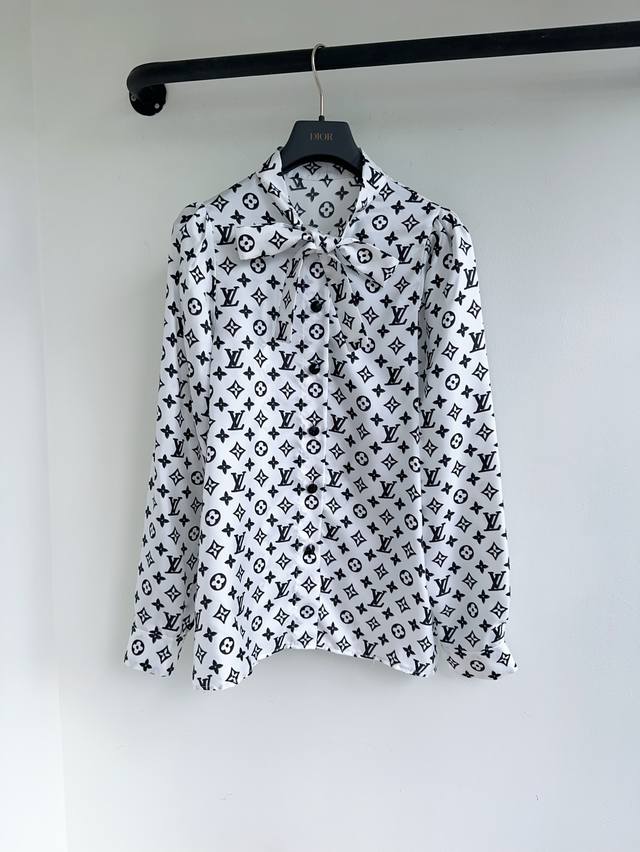真丝顶级版本 Louis25春夏新款经典老花字母飘带蝴蝶结定制百分百桑蚕丝面料翻领衬衫出货老花图案很吸睛 洋气又带时髦感 是廓形的宽松版型 纯棉面料轻薄舒适自带