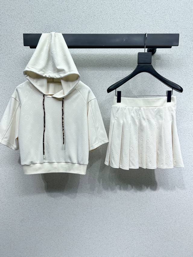 L家连帽压花短袖上衣+半裙套装 高密度时髦运动风 Vintage帅气 中古风 贴合舒适与时髦的双需求能融入每个日常的穿搭场景中。俏皮减龄充满元气的设计元素 高品