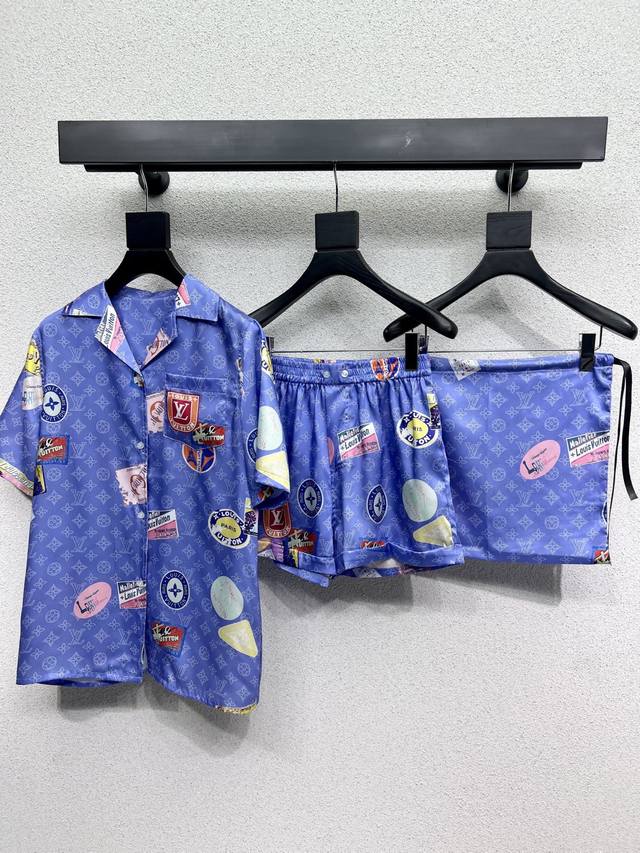 L家印花海报睡衣套装 配收纳包！Monogram数码热转印印花 低调奢华高级！居家造型风轻盈高雅。慵懒的浪漫渡假风，做工品质看细节 高品质 两色 尺码Sml