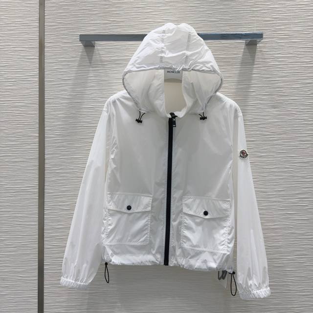 Moncle* 2025Ss新款防晒衣 超轻薄面料 特殊材质有肌理感 每个小细节都非常注重 恰到好处的高级感 立体剪裁 让成衣上身更为精致洋气 实物太赞啦！Sm