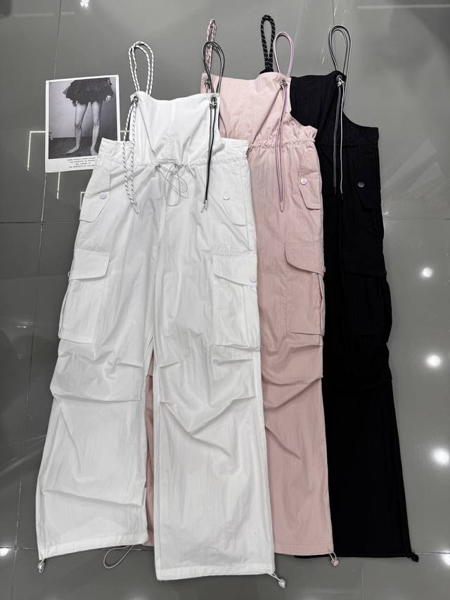 Balenciag* 巴黎世家新款 大口袋抽绳收腰背带阔腿裤 鸳鸯肩带非常有特色 裤脚都调节两穿宽松版型胖瘦都可穿哦 搭配简单T恤 效果决绝子 时尚潮流酷酷Lo
