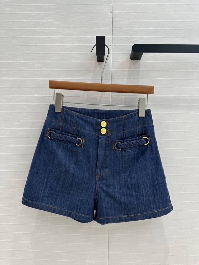 强烈推荐 Zi*M25Ss度假新品 2扣高腰牛仔短裤，编织扣拼接口袋细节，简约优雅的帅气时髦精单品，经典热裤版型百搭不挑人，上身显瘦又显高！做工品质看细节！一色