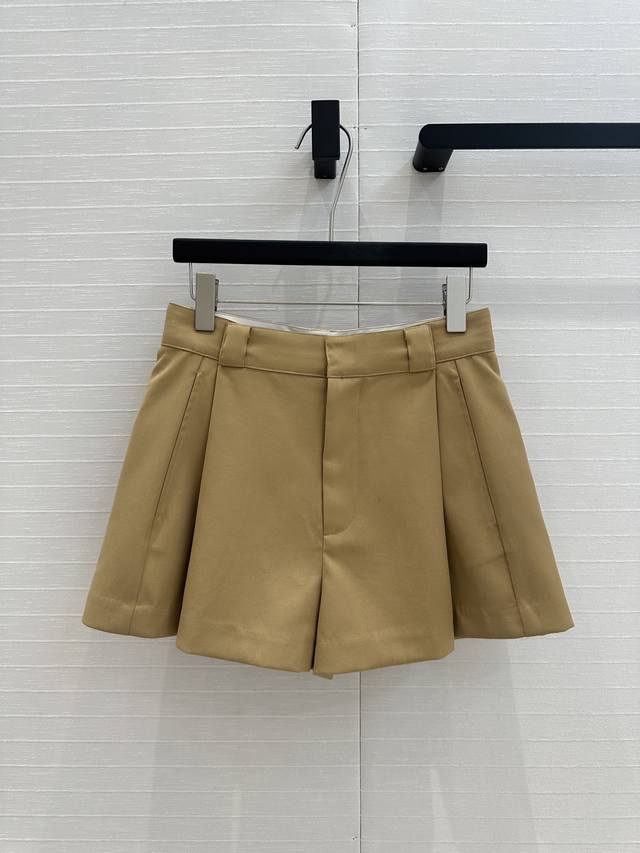 独家首发Alex*25春夏新品褶裥工装短裤！定制字母Logo贴布内腰极简主义设计奢华不简，百搭单品时髦又高级！3D立体压褶剪裁A字版型上身显瘦又显大长腿，进口面