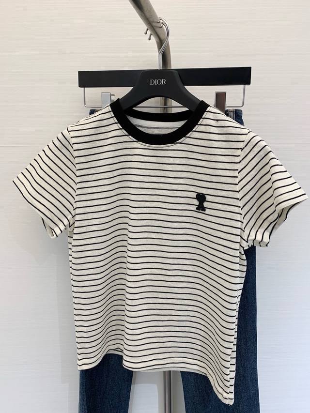 夏季新款 撞色条纹短袖，圆领舒适贴合点睛休闲姿态，和谐呼应大身，领型不易变形，上身平整易穿脱，光洁细腻。经典版型舒适塑形恰到好处，不限身材。随处可见的小心机细节