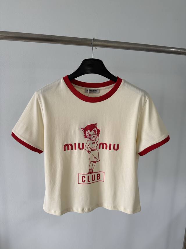 Miumi* 2025 春夏新款 猫女红色边短款T恤 很有美式复古的味道，精选的优质纯棉面料，贴身柔软顺滑舒适！整体米黄色搭配红色包边，好看又亮眼，复古味道拉满