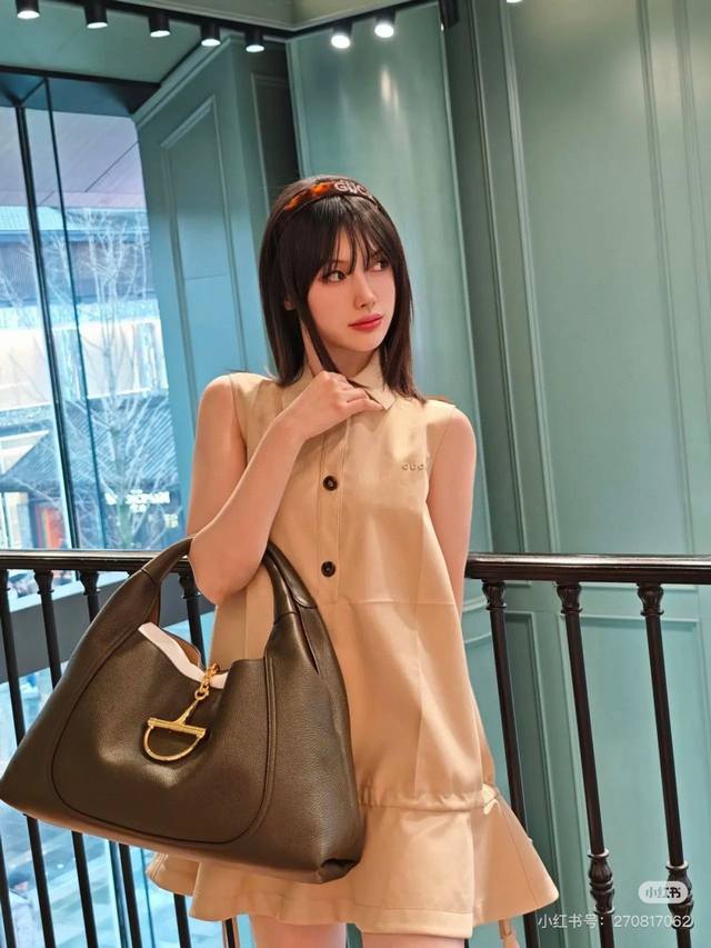 强烈推荐 G家 2025新款卡其无袖连衣裙 质感细腻软糯 经典减龄单品！设计时髦版型不挑人上身巨显瘦！白富美必收的完美单品！1个色 S- M- L码