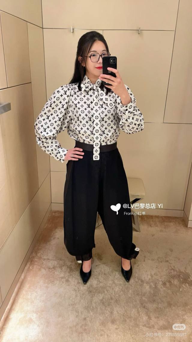 强烈推荐 L家 2025弯刀休闲长裤 质感细腻软糯 经典减龄单品！设计时髦版型不挑人上身巨显瘦！白富美必收的完美单品！1个色 S- M- L码