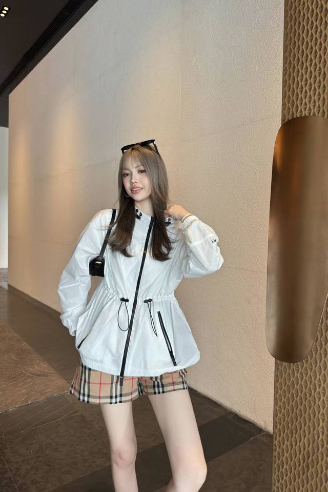 强烈推荐 Burber 2025新款橱窗最新系列定位裁剪对格子外套 结合风衣与骑士服的碰撞设计 定制进口密度面料 Tr材质厚实有斜纹肌理感 每个小细节都非常注重