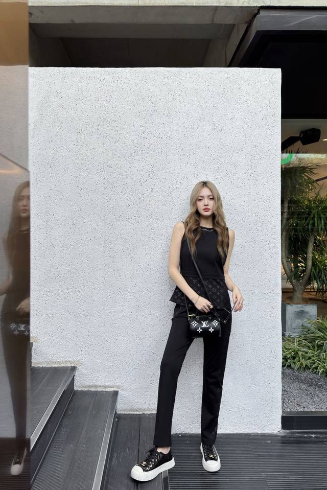 强烈推荐 L家 2025新款瑜伽服运动服健身风格 全系列出品 手感舒适透气 亲肤纯棉高弹力 舒适不易变形 无压力活动 高端舒适提臀塑型效果！1个色 S- M-