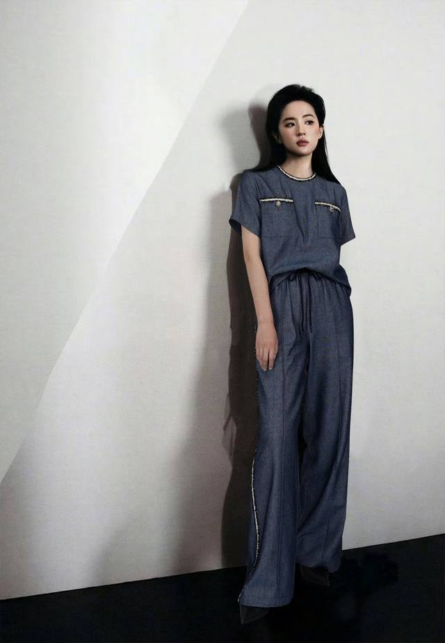 强烈推荐 Ch 2025春夏小香时尚亚麻牛仔重工贴织带设计时尚上衣！亚麻牛仔阔腿裤时尚套装！1个色 S- M- L码