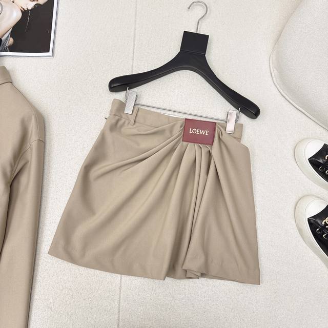 Loe 25Ss 春夏最新款褶皱Logo皮革装饰短裙 侧拉链高腰Logo皮革点缀 高腰皱褶设计 A字版型 上身巨显身材比例 显瘦绝绝子 随便搭配都很酷 视觉冲击